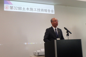 開会挨拶をする平間社長