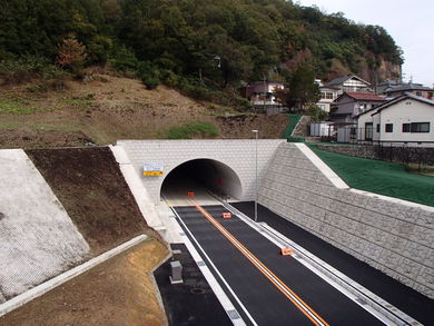 起点側（急傾斜地および民家近接状況）